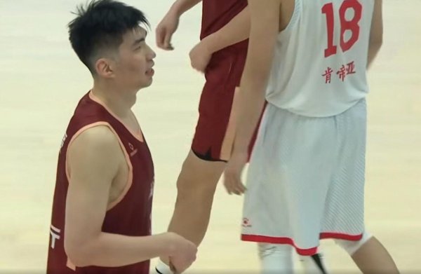 拉伯配资 没倒完时差？余嘉豪回国出战全运会，首战出场23分钟得8分8板